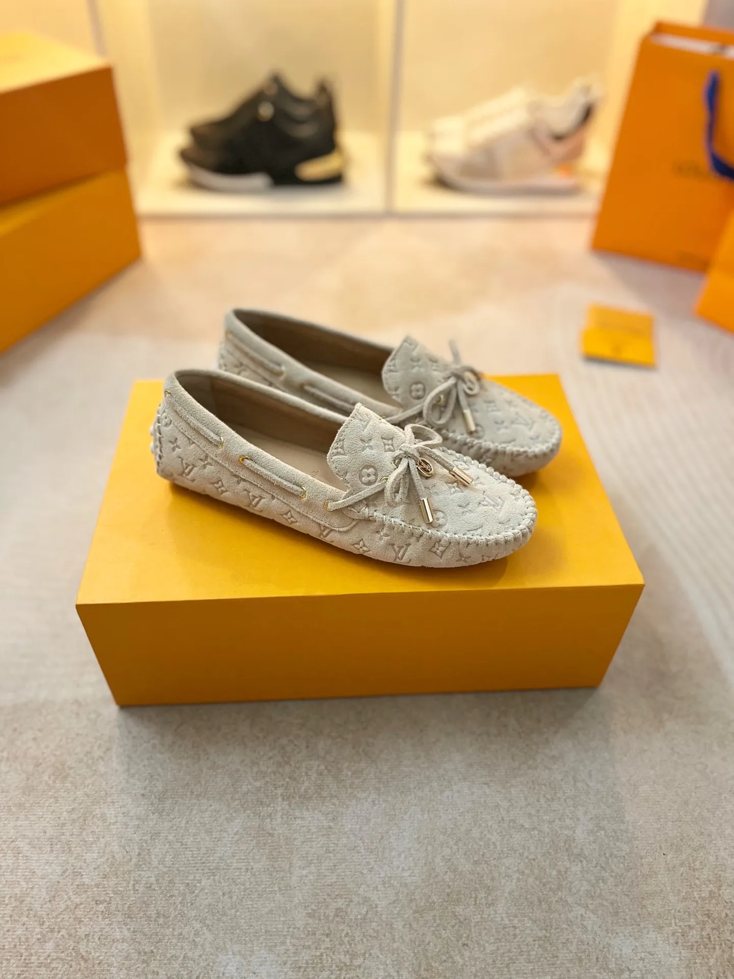 p460💰Couple model❤️🇫🇷 𝙇𝙤𝙪𝙞𝙨 𝙑𝙪𝙞𝙩𝙩𝙤𝙣 🇫🇷Louis Vuitton 2023 Classic𝓛𝓿 𝓣𝓻𝓪𝓲𝓷𝓮𝓻 Sports Series ➪➪➪¯ [Arizona Doudou Shoes Series] ▪️▪️▪️Arizona slip-on shoes are made of Monogram Eclipse canvas. Its hand-painted and dyed edges and hand-sewn uppers fully demonstrate Louis Vuitton's traditional shoemaking craftsmanship. This slip-on shoe is very lightweight. The integrated tongue and upper make it particularly comfortable and flexible. The soft outsole is equipped with rubber padding. Decorated with matching sash. Detailed features: ☑️Monogram Eclipse canvas ☑️Black Eclipse pattern ☑️Hand-painted shoe edges ☑️Hand-sewn uppers (each pair takes time to process) ☑️Integrated tongue and upper construction ☑️Outsole equipped with rubber lining ☑️size: 35_46